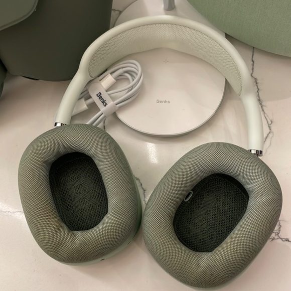 Apple Airpods Max BUNDLE (box, stand,smart case, travel case, headphones) - Picture 4 of 10